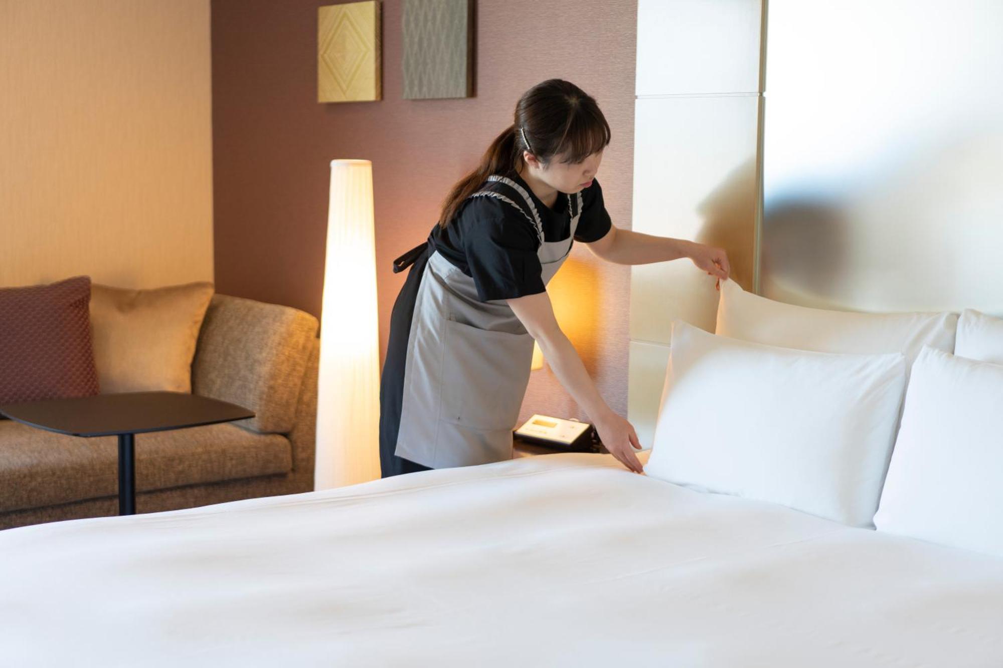 丰桥联合酒店 丰桥市 外观 照片 A chambermaid making a bed