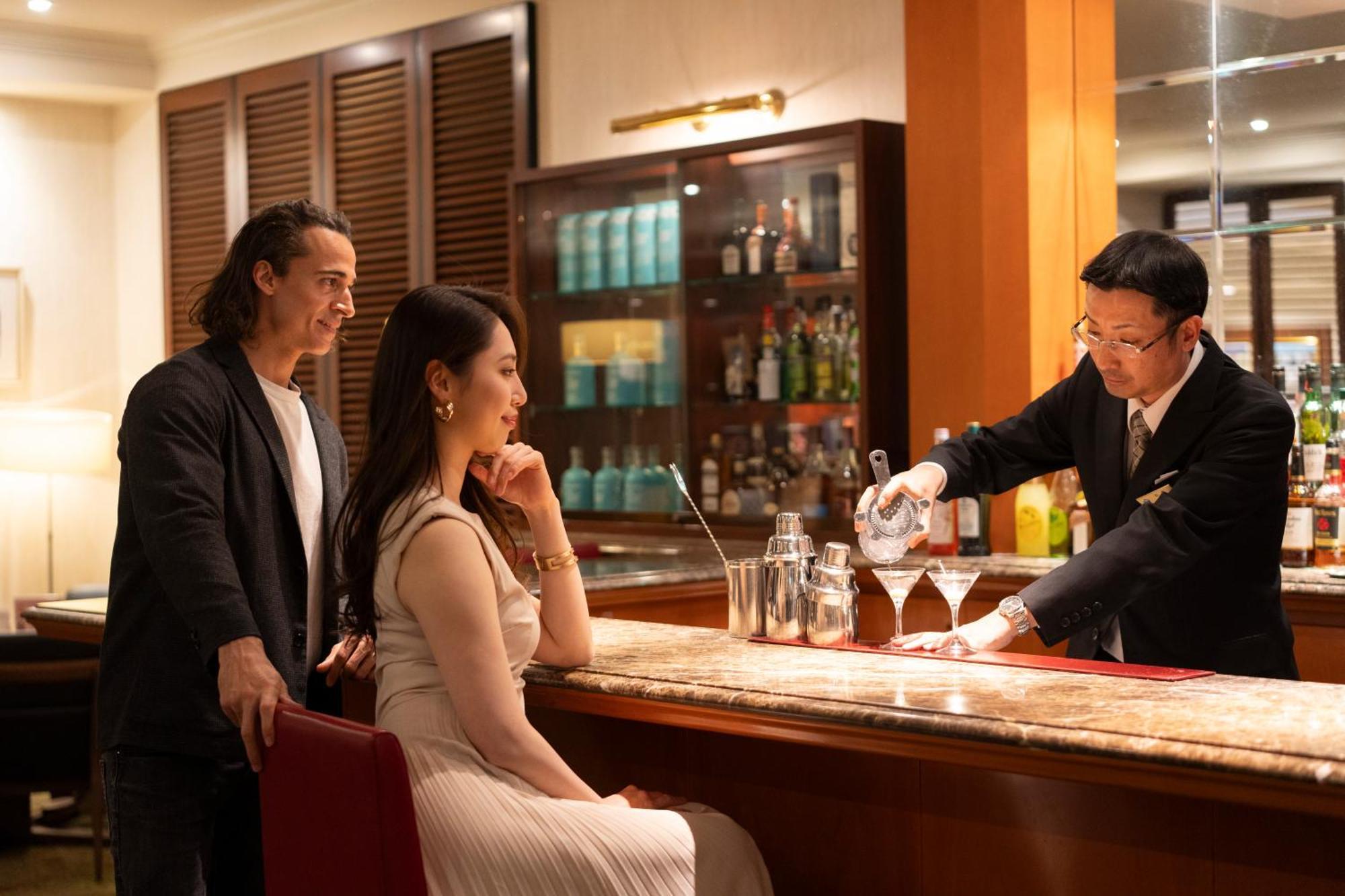 丰桥联合酒店 丰桥市 外观 照片 A bartender at work