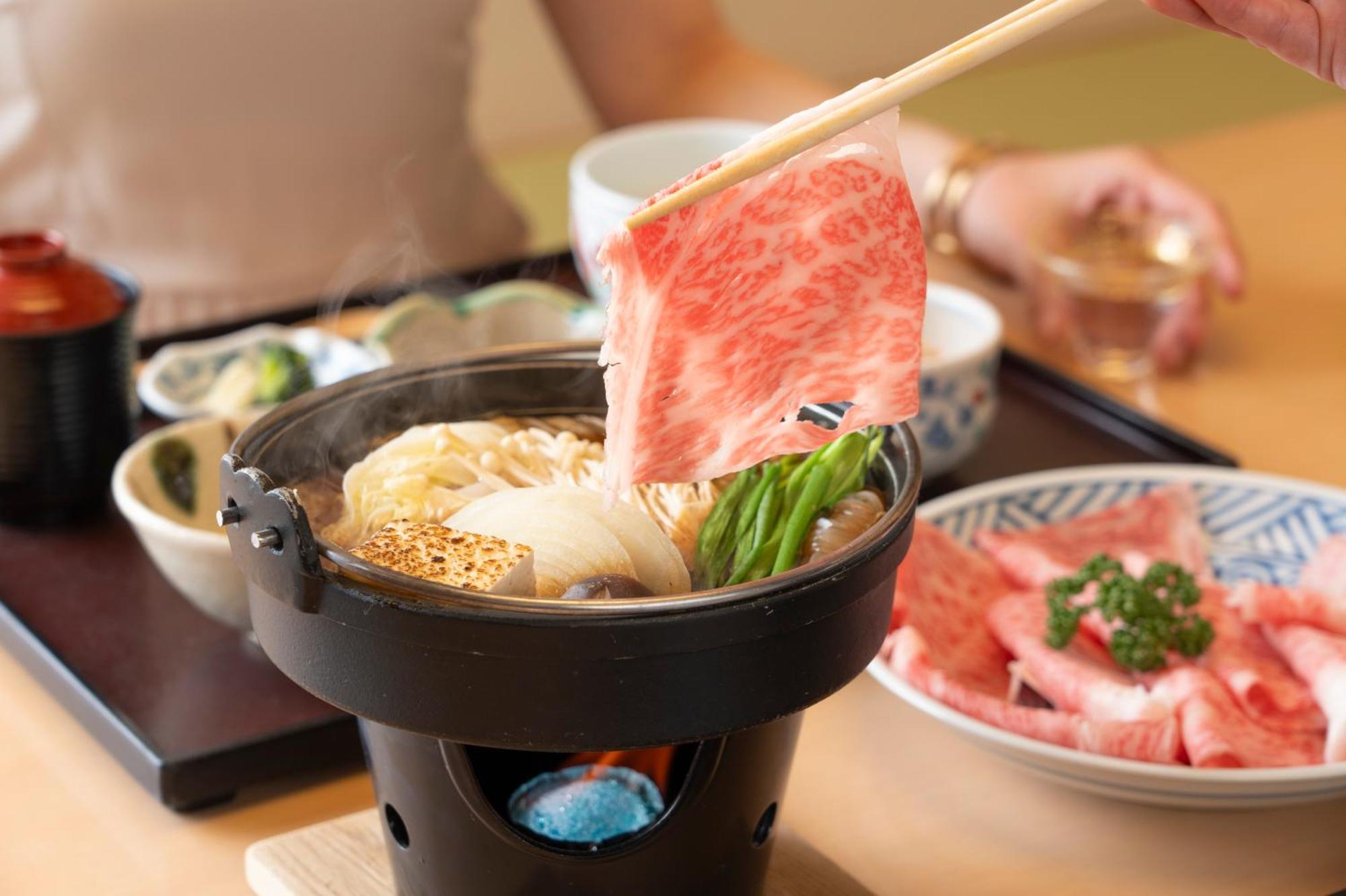 丰桥联合酒店 丰桥市 外观 照片 A piece of Kobe beef being cooked in a pot